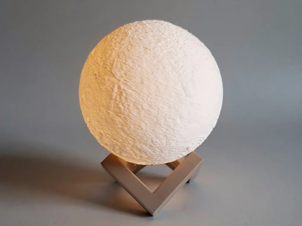 Lámpara de luna impresa en 3D, encendida