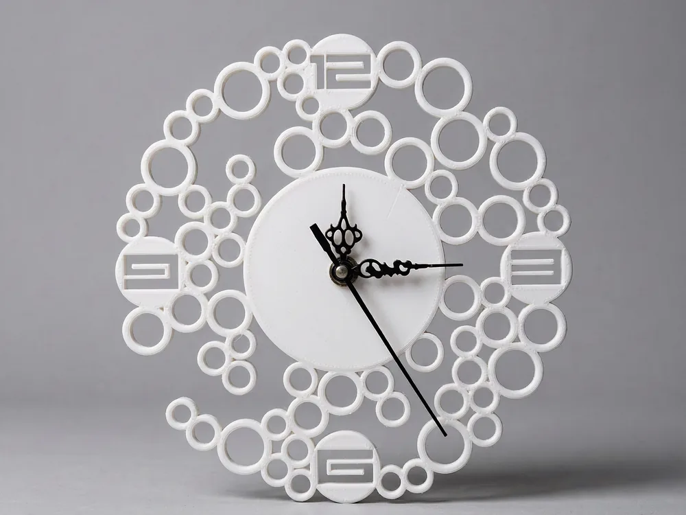Reloj de pared blanco calado impreso en 3D