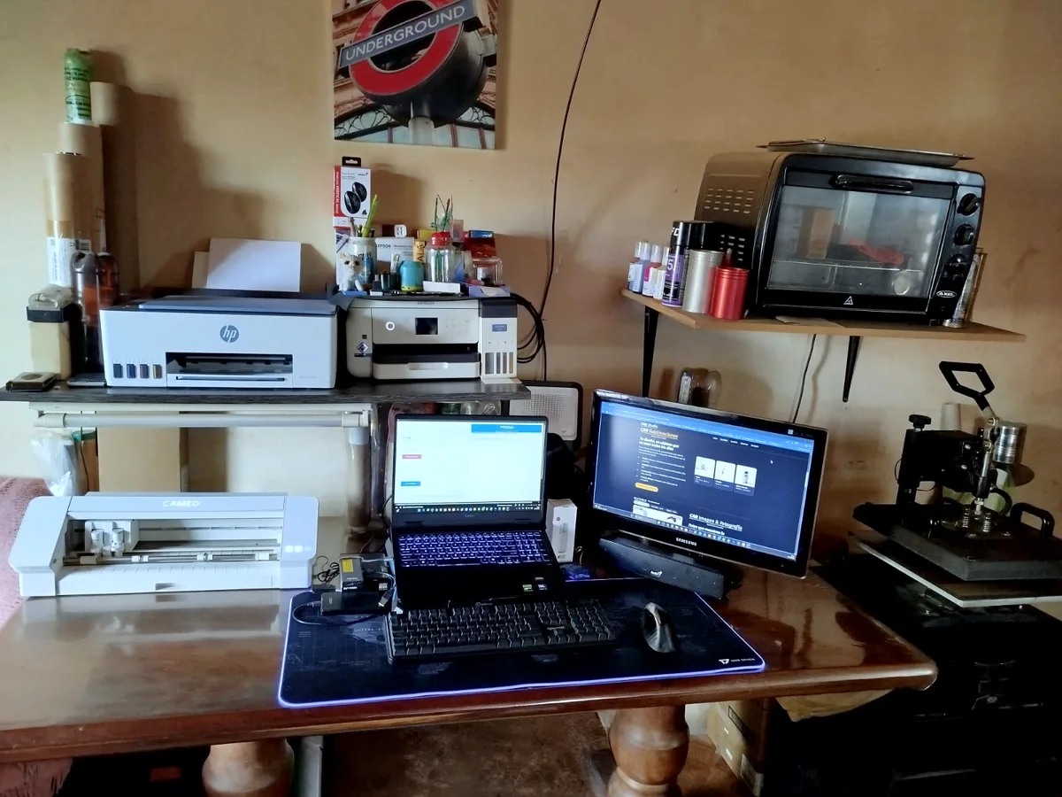 Puesto de trabajo de CAR Studio: impresoras de sublimación, plotter de corte, horno, plancha térmica y computadoras