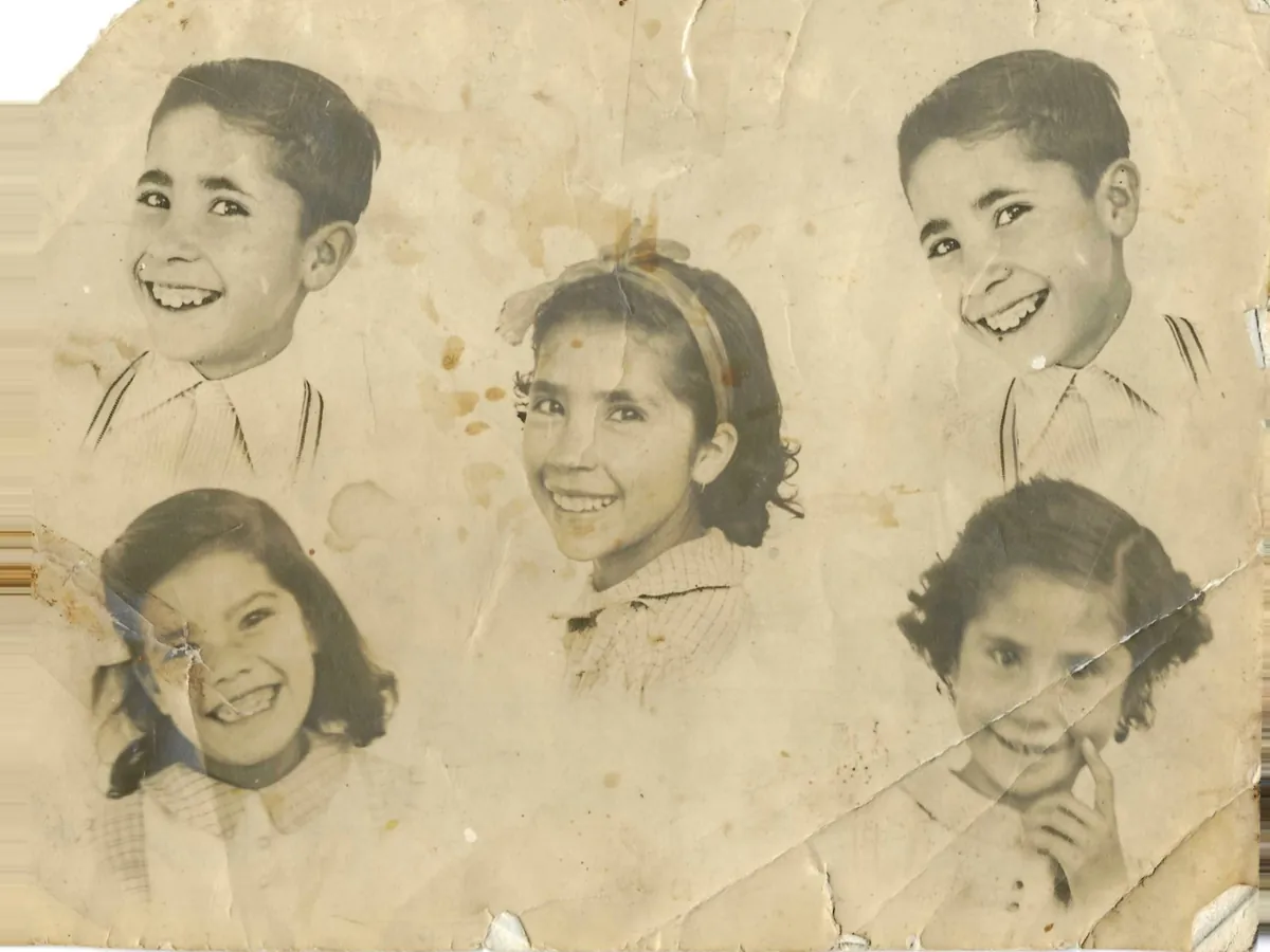 Foto original escaneada, con roturas y manchas