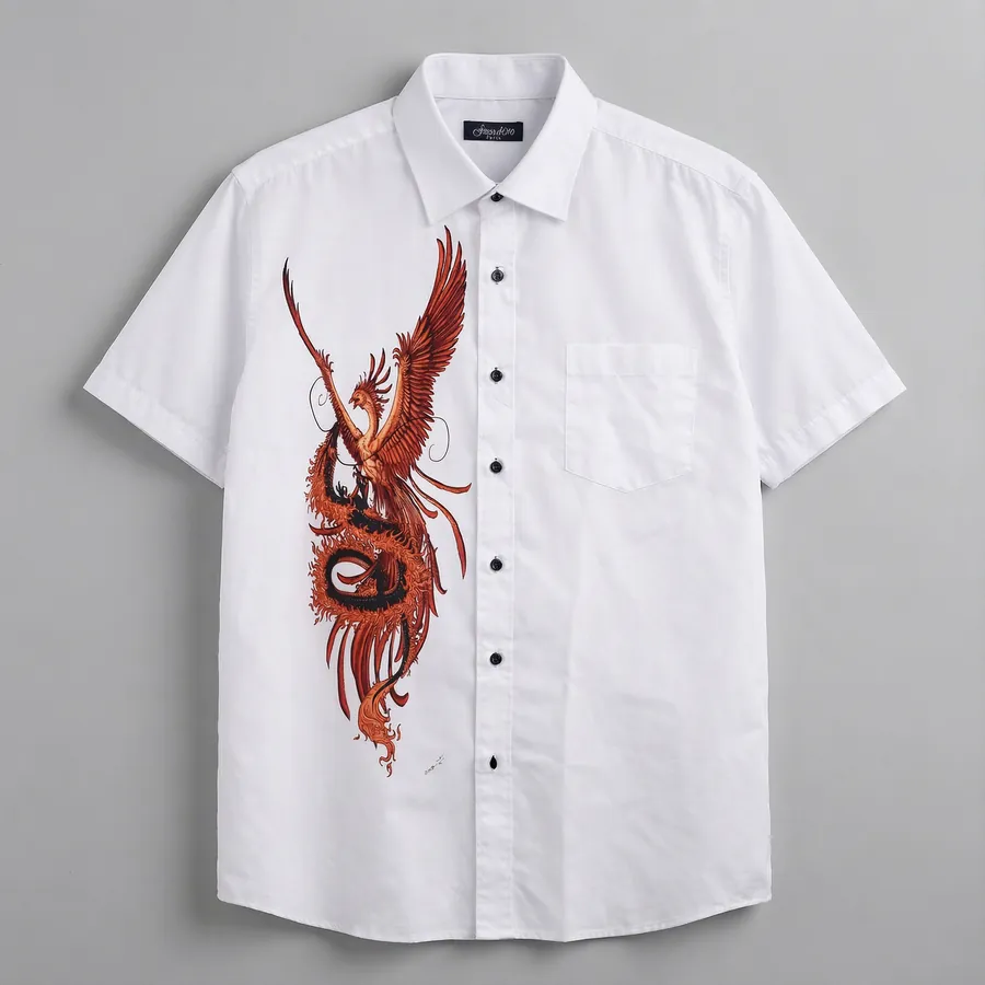 Camisa blanca con un fénix estampado