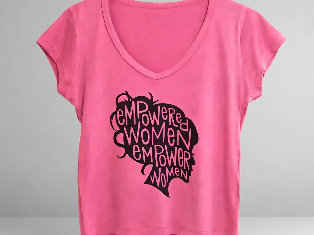 Remera rosa con diseño tipográfico de silueta femenina